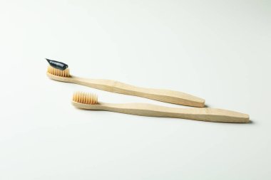 Beyaz arka planda çevre dostu ahşap diş fırçaları
