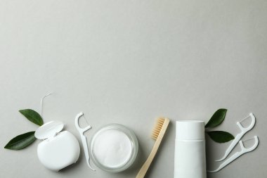 Gri arkaplanda sözlü bakım aksesuarları, metin için boşluk