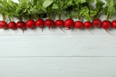 Beyaz ahşap zemin üzerinde taze turp, metin için boşluk