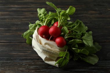 Ahşap arka planda turplu çanta, kapat