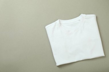 Gri arkaplanda katlanmış eşofman üstü, metin için boşluk