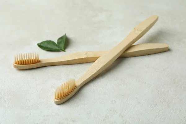 Brosses Dents Feuilles Écologiques Sur Fond Texturé Blanc — Photo