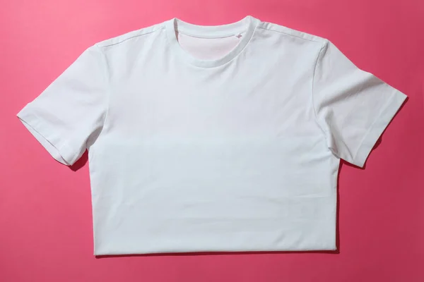 Camiseta Blanca Sobre Fondo Rosa Espacio Para Texto —  Fotos de Stock