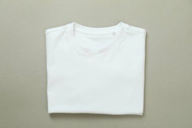 Gri arkaplanda katlanmış eşofman üstü, metin için boşluk