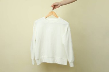 Bej arka planda beyaz kazaklı askı