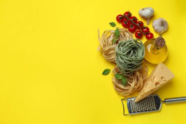 Sarı arka planda lezzetli makarna pişirme kavramı