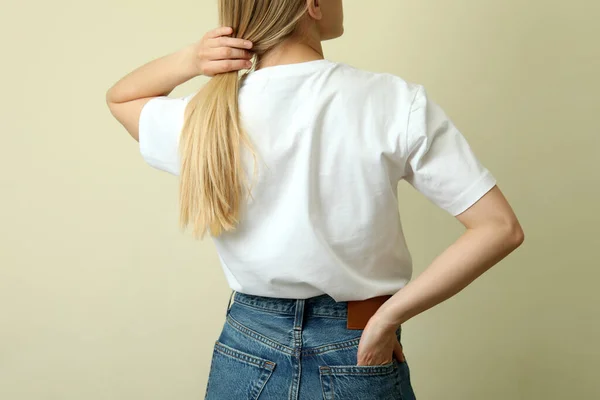 Mujer Joven Camiseta Blanco Contra Fondo Beige —  Fotos de Stock