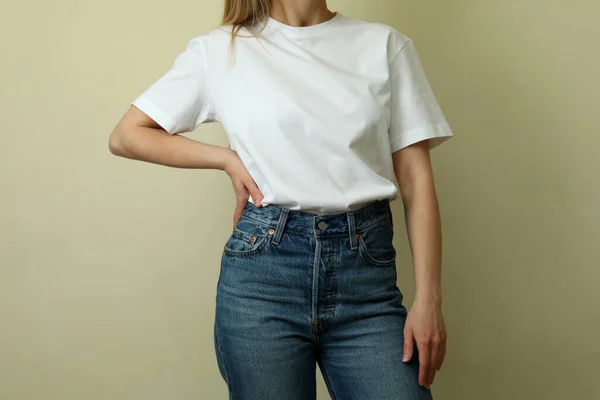 Jonge Vrouw Blanco Shirt Tegen Beige Achtergrond — Stockfoto