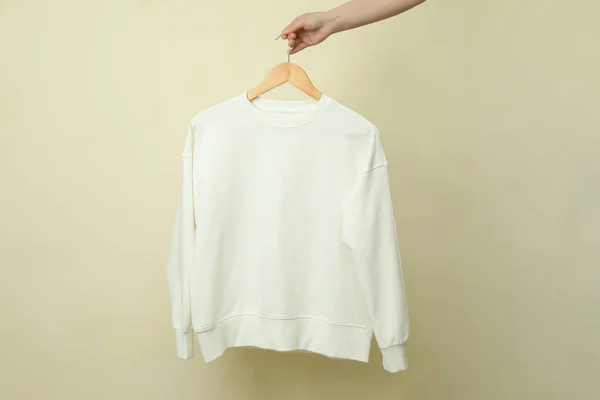 Hanger Met Wit Sweatshirt Tegen Beige Achtergrond — Stockfoto