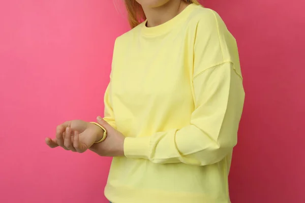 Mujer Joven Sudadera Amarilla Sobre Fondo Rosa —  Fotos de Stock