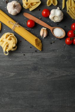 Koyu ahşap arka planda lezzetli makarna pişirme kavramı