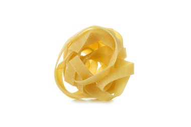 Beyaz arkaplanda pişmemiş çiğ makarna