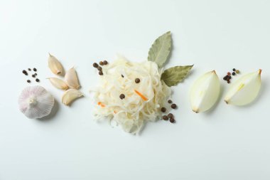 Taze lahana turşusu ve beyaz arka planda malzemeler