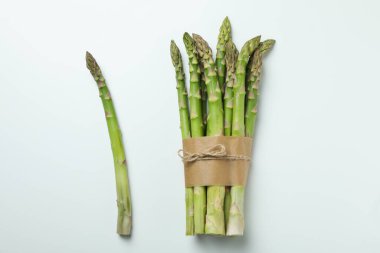 Beyaz arka planda bir sürü taze yeşil kuşkonmaz