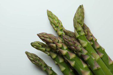 Beyaz arka planda taze yeşil kuşkonmaz, yakın plan.