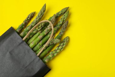 Sarı arka planda yeşil kuşkonmaz