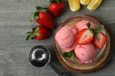 Dondurma topları ve gri desenli arka planda malzemelerle dolu bir kâse.