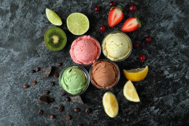 Meyveli dondurma ve siyah dumanlı arka plandaki malzemeler