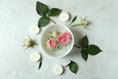 Beyaz desenli masada güllerle romantik bir konsept.