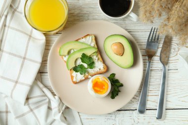 Haşlanmış yumurtalı lezzetli kahvaltı kavramı.