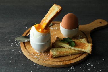 Haşlanmış yumurtalı lezzetli kahvaltı kavramı, yakın plan.