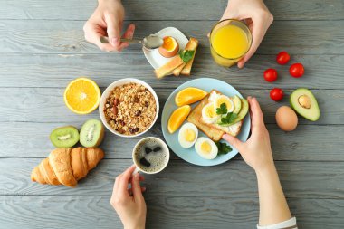 Ahşap arka planda lezzetli kahvaltı kavramı, üst manzara.