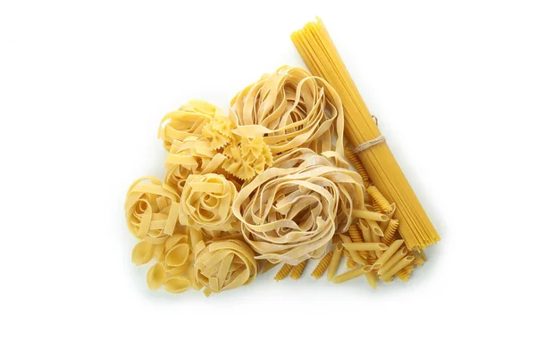 Rauwe Pasta Niet Gekookt Geïsoleerd Witte Achtergrond — Stockfoto