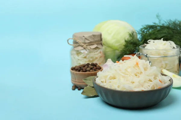 Sauerkraut Segar Dan Bahan Bahan Pada Latar Belakang Biru — Stok Foto