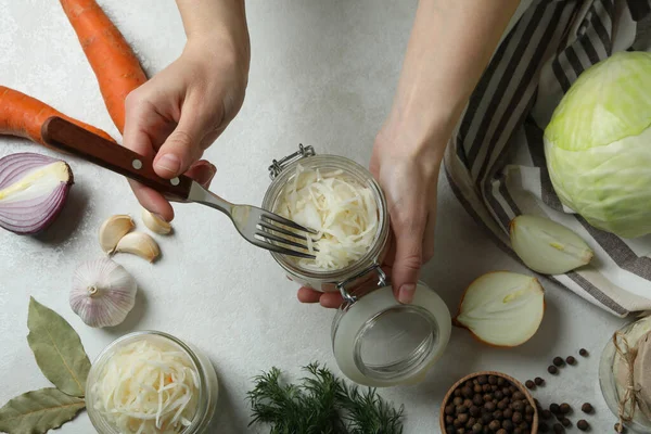 Vrouwelijke Handen Vasthouden Vork Pot Met Zuurkool Bovenaanzicht — Stockfoto