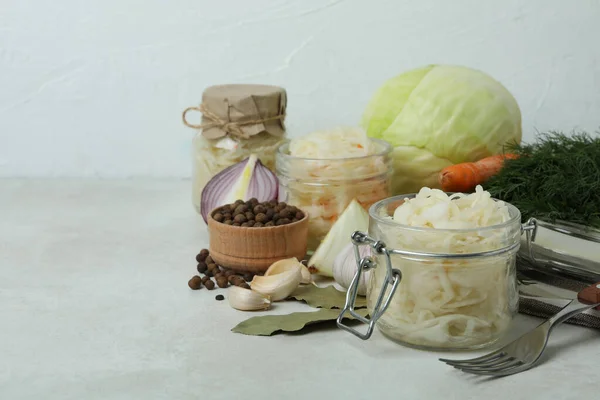Verse Zuurkool Ingrediënten Witte Getextureerde Tafel — Stockfoto