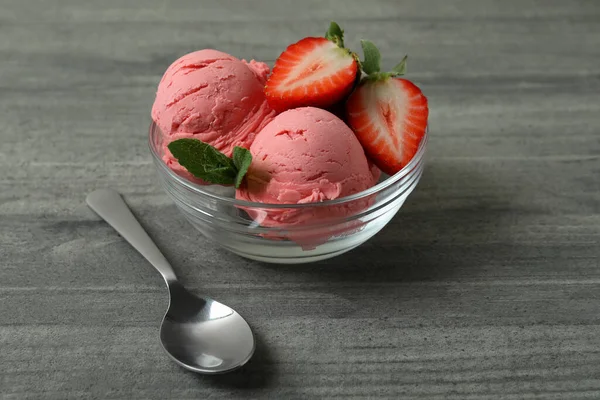 Cuenco Con Bolas Helado Fresa Mesa Texturizada Gris —  Fotos de Stock