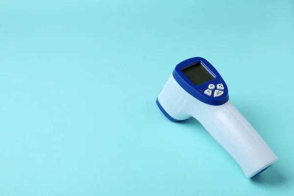 Thermometer Pistool Blauwe Achtergrond Ruimte Voor Tekst — Stockfoto