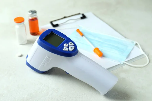 Medische Hulpmiddelen Thermometer Pistool Witte Textuur Achtergrond — Stockfoto