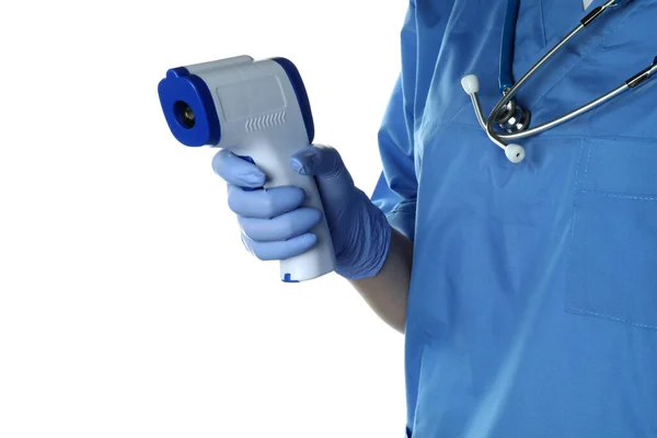 Doktor Termometre Tabancası Tutuyor Beyaz Arka Planda Izole Edilmiş — Stok fotoğraf