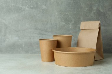 Beyaz desenli masa üzerinde paket yemek konteynırları.