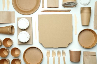 Beyaz arka planda paket yemek konteynırları