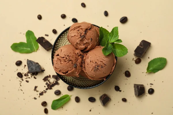 Вкусное Шоколадное Мороженое Бежевом Фоне — стоковое фото
