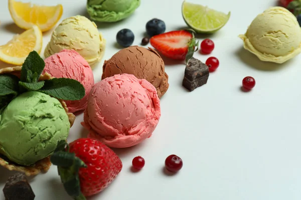 Παγωτό Φρούτων Και Συστατικά Λευκό Φόντο Χώρος Για Κείμενο — Φωτογραφία Αρχείου