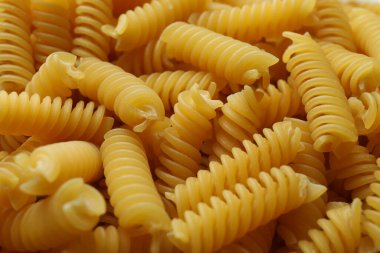 Tüm arka planda pişmemiş makarna, kapat.