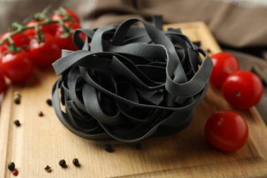 Tahtayı pişmemiş makarnayla kesme, yakın çekim.