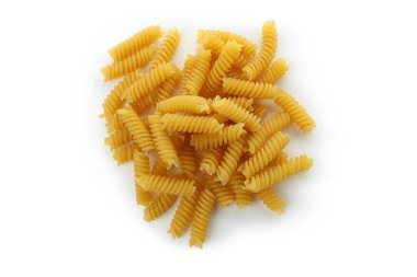 Beyaz arkaplanda pişmemiş çiğ makarna