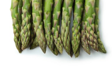 Taze yeşil kuşkonmaz beyaz arka planda izole