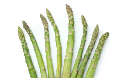 Taze yeşil kuşkonmaz beyaz arka planda izole