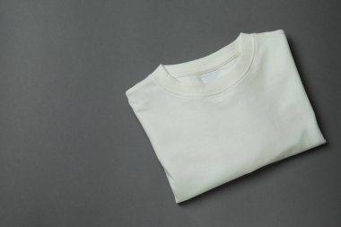 Gri arkaplanda beyaz kazak, metin için boşluk