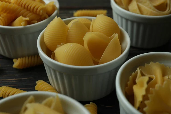 Cuencos Con Pasta Sin Cocer Sobre Fondo Madera — Foto de Stock