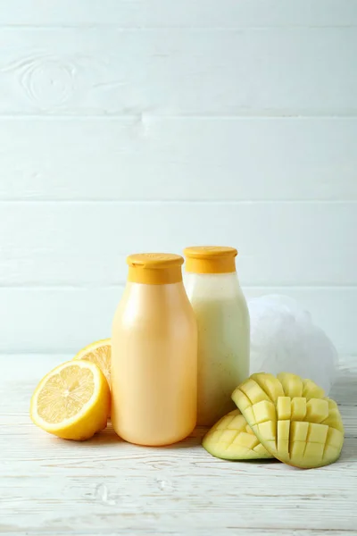 Gel Doccia Mango Limone Sfondo Bianco Legno — Foto Stock