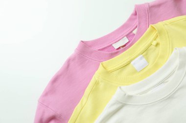 Sarı, pembe ve beyaz kazaklar, metin için boşluk