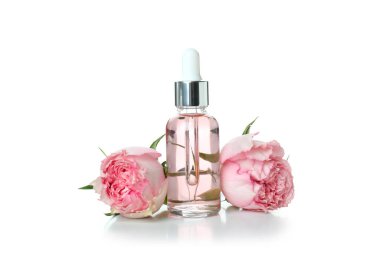 Beyaz arkaplanda izole gül yağı