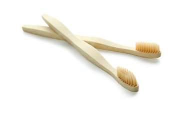 Beyaz arka planda çevre dostu diş fırçaları izole edildi