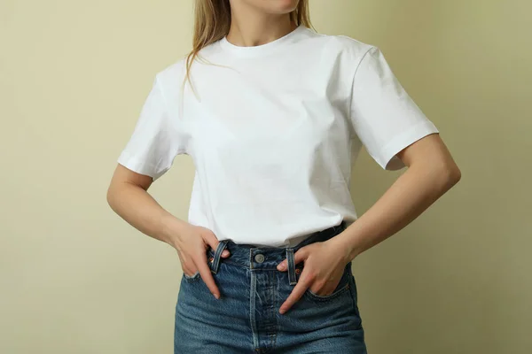 Jeune Femme Shirt Blanc Sur Fond Beige — Photo